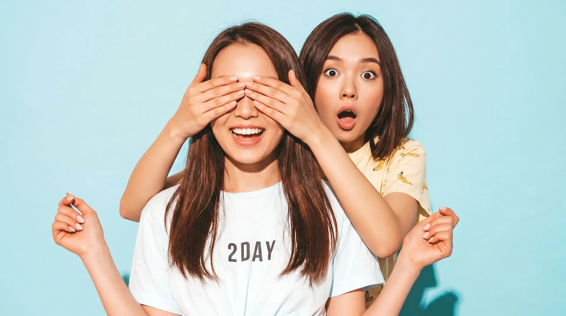 Những trò đùa vui nhộn trong ngày Cá tháng Tư 1/4 - bạn bè cười đùa cùng nhau với các trò nghịch ngợm vô hại