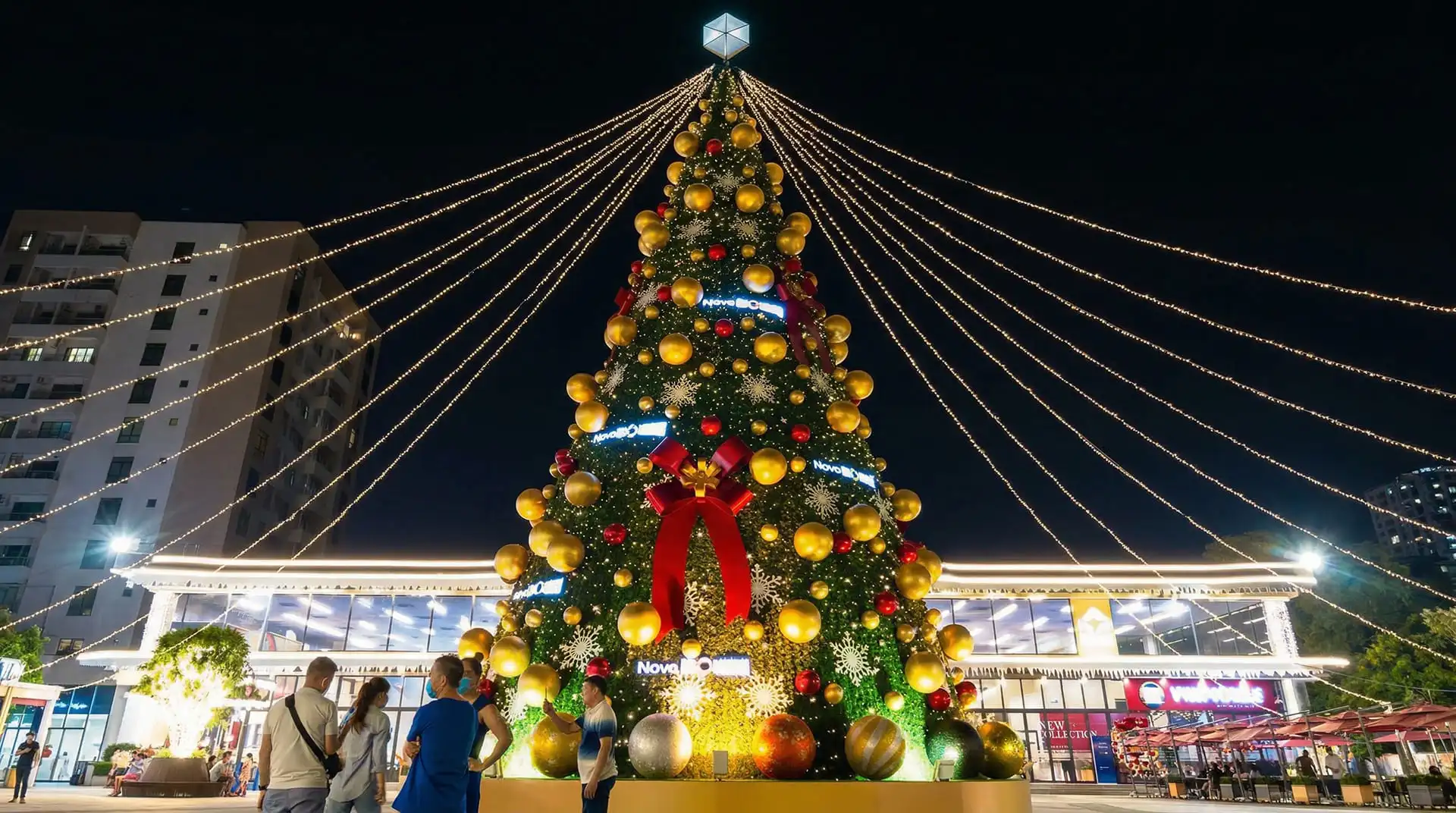 Cây thông Noel trang trí lộng lẫy với đèn, quả châu và ngôi sao trên đỉnh - biểu tượng nổi bật nhất của Lễ Giáng Sinh