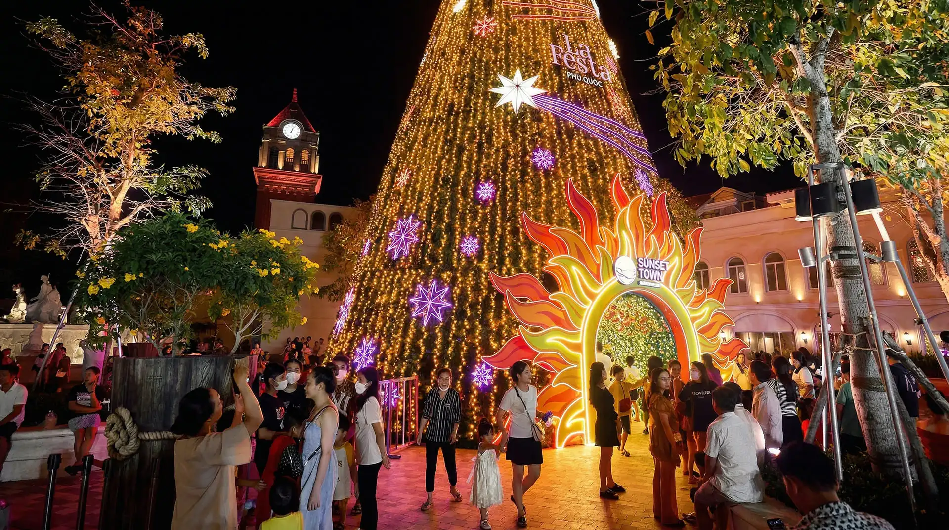 Không khí Giáng Sinh rực rỡ tại Việt Nam - đèn trang trí, cây thông Noel và dòng người đi chơi đêm 24/12