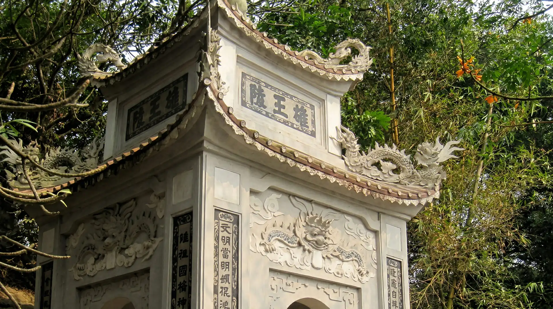 Khu vực đền thờ trên núi Nghĩa Lĩnh - Đền Hùng Phú Thọ