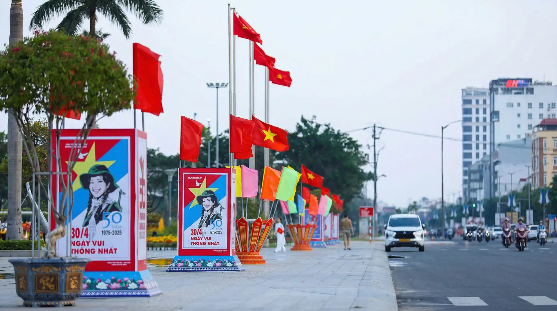 Phố Đà Nẵng trang hoàng cờ đỏ sao vàng dịp lễ 30/4