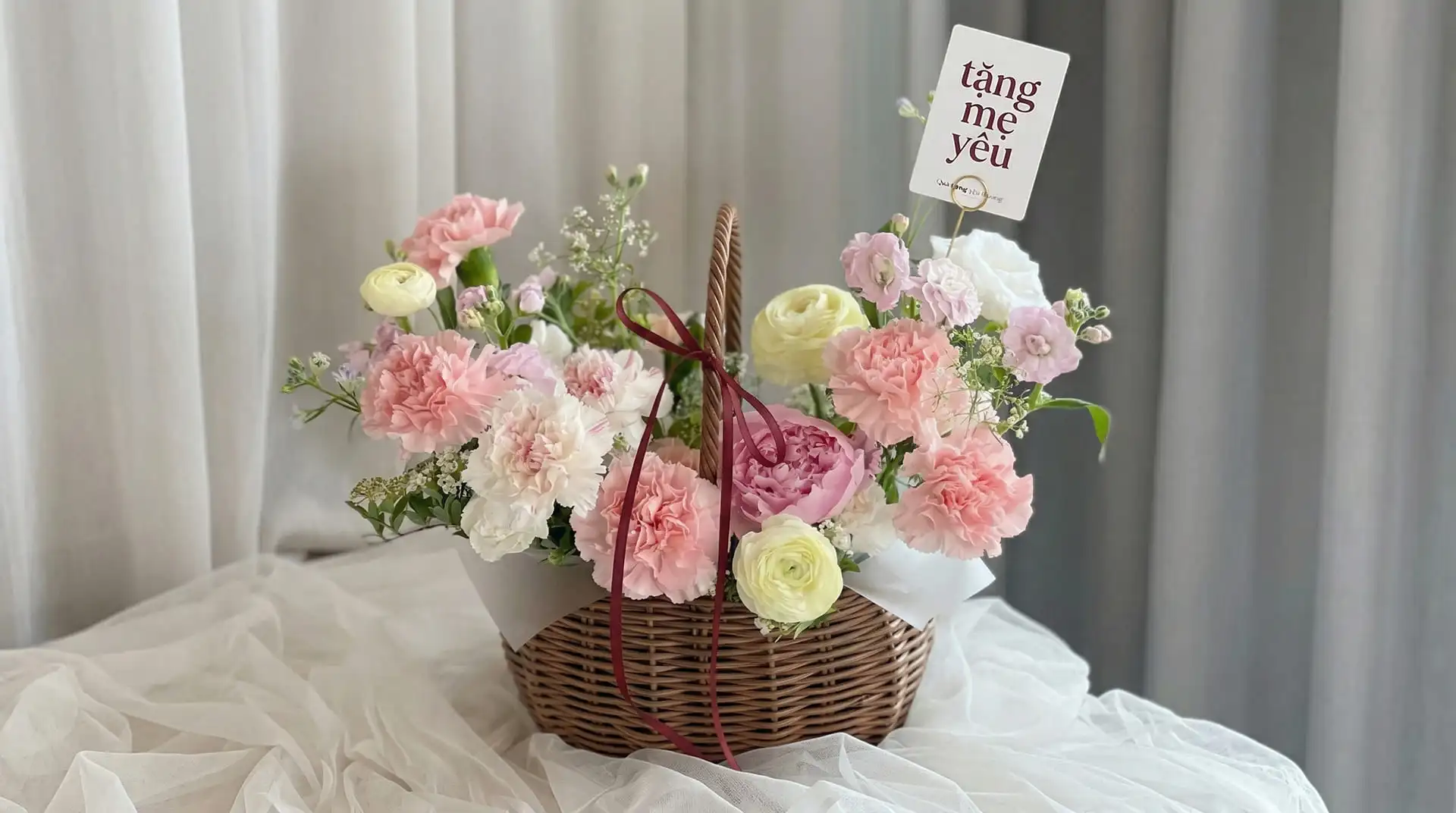 Những bó hoa cẩm chướng hồng tươi thắm - loài hoa biểu tượng truyền thống của Ngày của Mẹ trên toàn thế giới