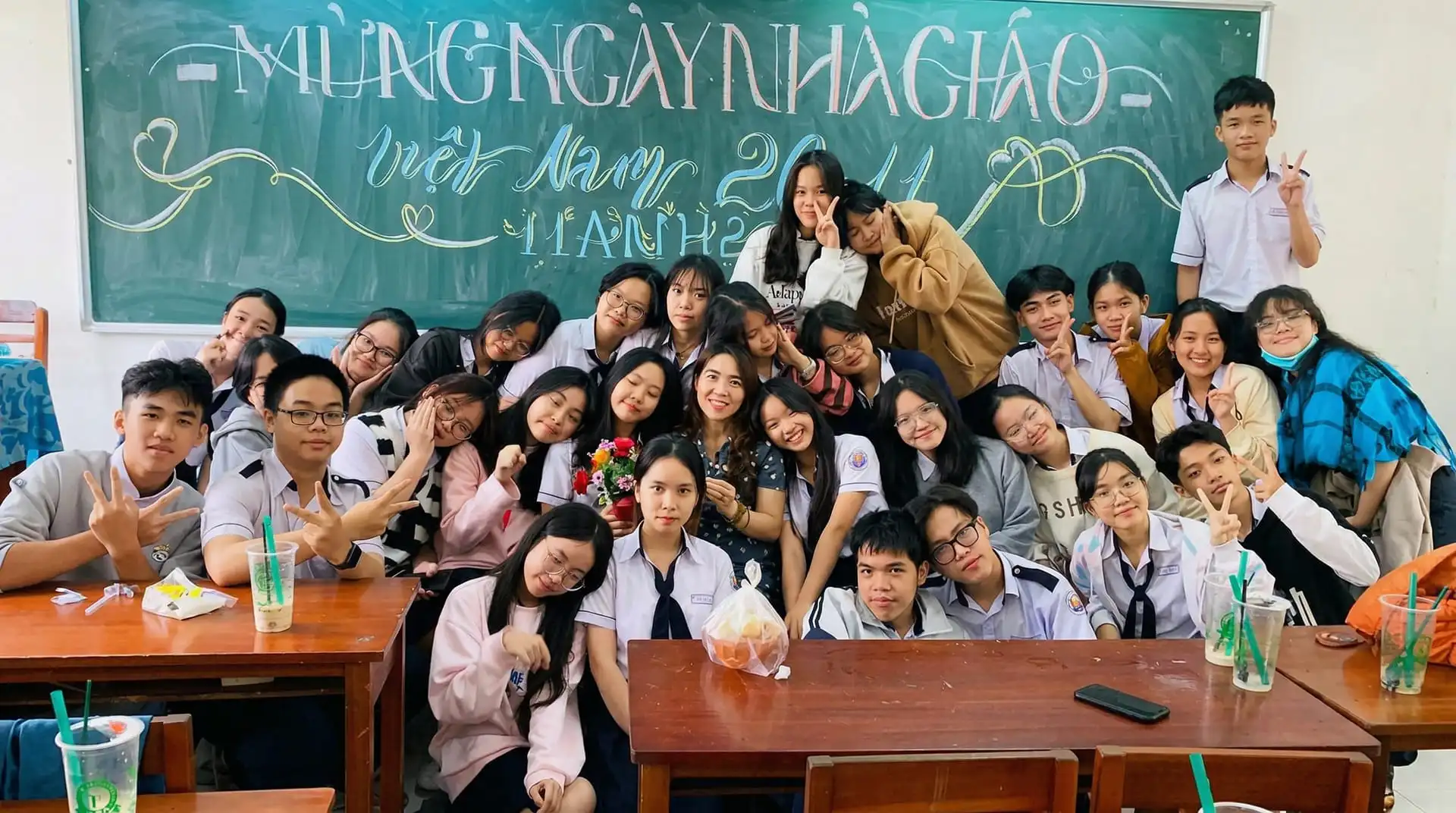 Buổi lễ kỷ niệm trang trọng tại trường học nhân ngày 20 tháng 11 Ngày Nhà giáo