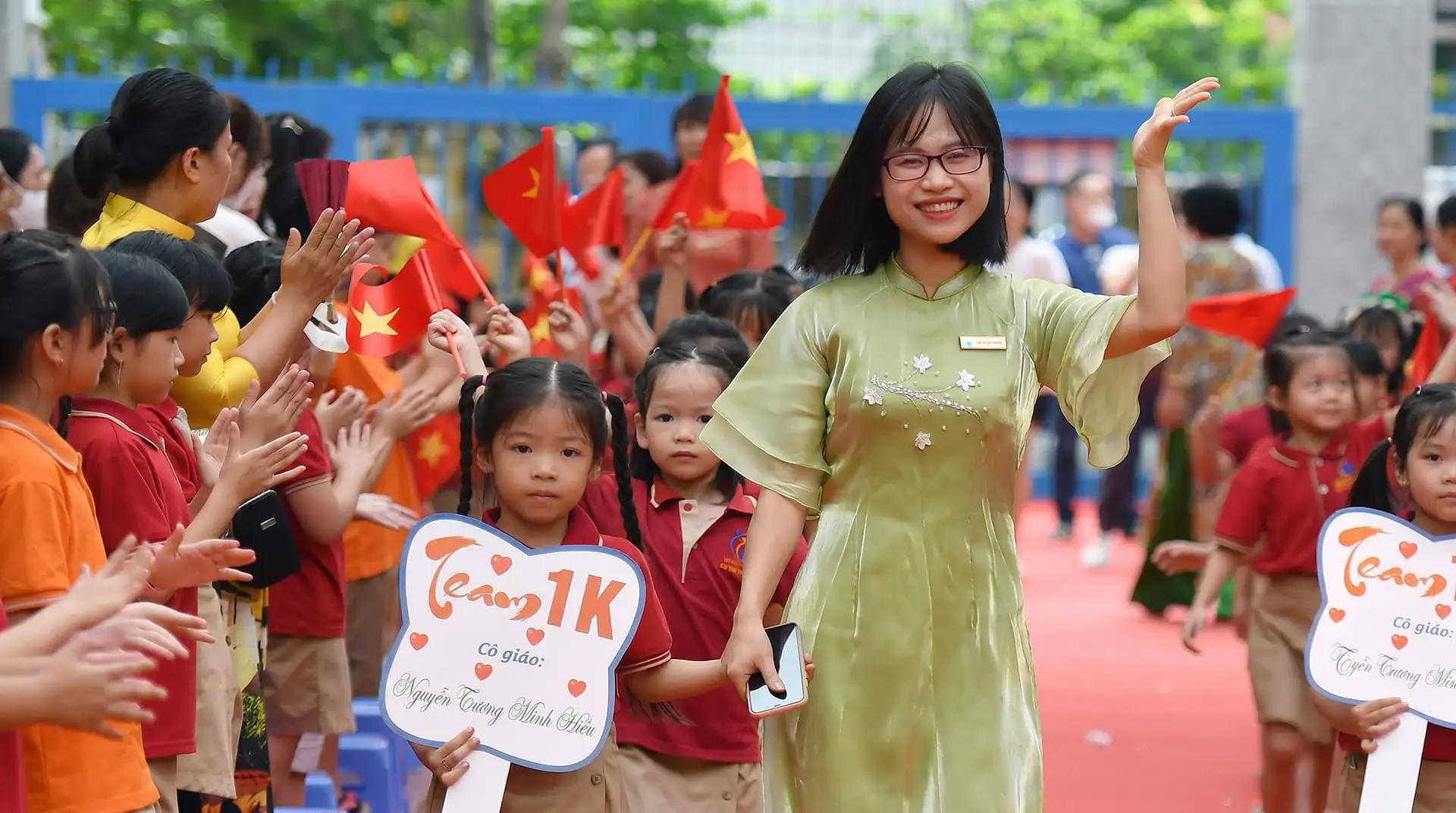 Thầy cô giáo tương tác cùng học sinh trong lớp học - hình ảnh ý nghĩa dịp 20 tháng 11