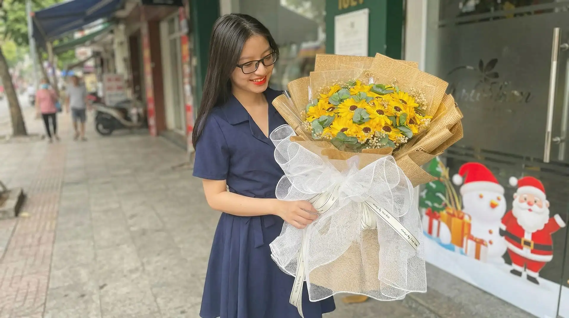 Tặng hoa hướng dương và hoa hồng cam trong ngày Phụ nữ Việt Nam 20/10 - phong tục tặng hoa phổ biến tại Việt Nam