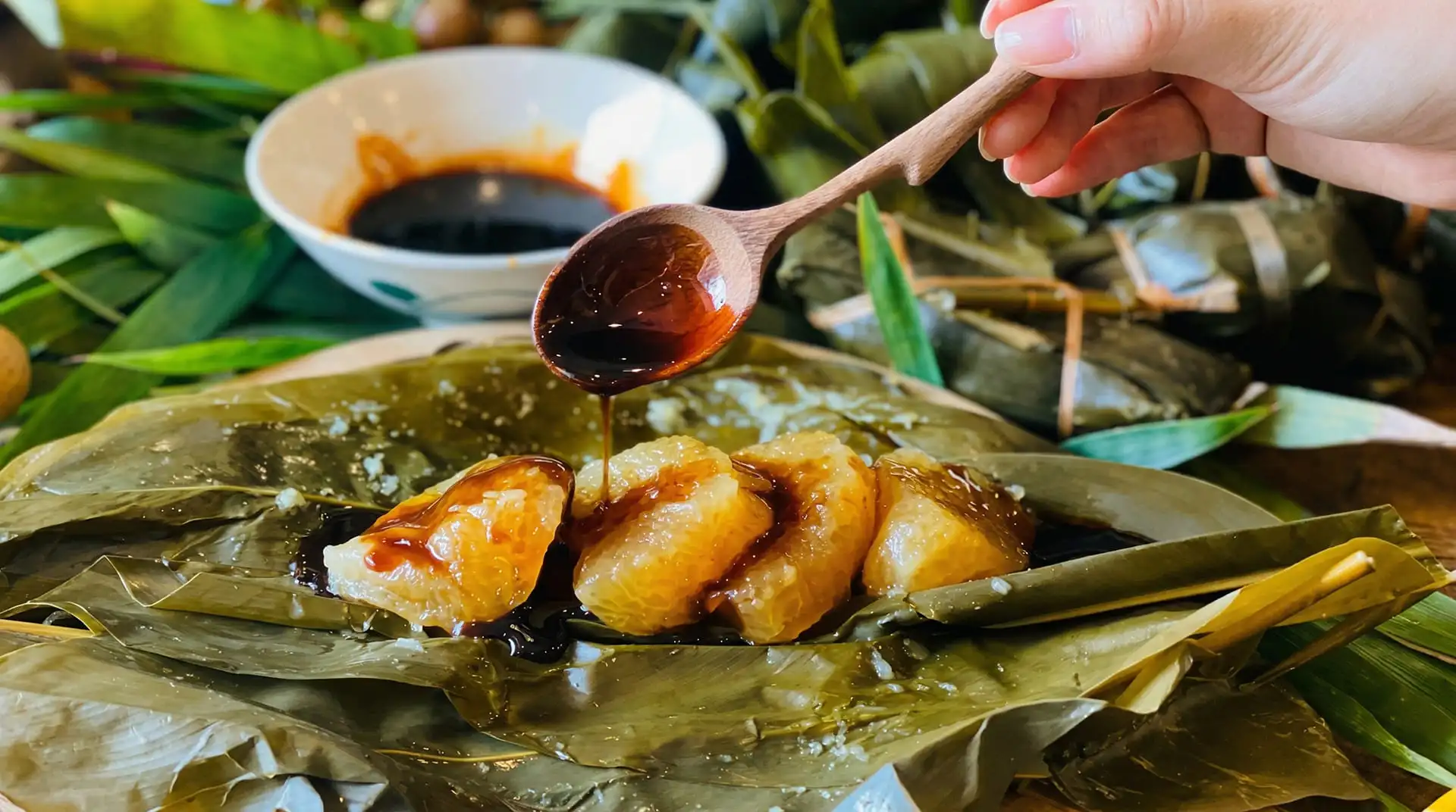 Bánh tro (bánh ú tro) gói lá chuối - đặc sản truyền thống của Tết Đoan Ngọ Mùng 5 tháng 5 Âm lịch