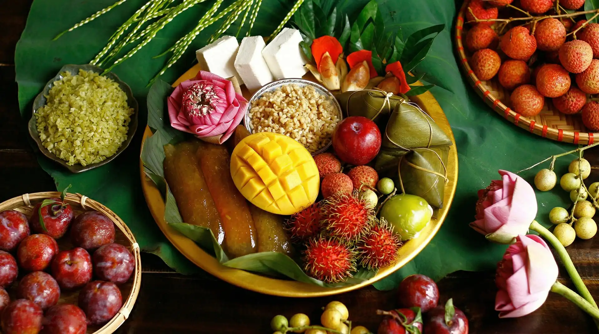 Mâm trái cây mùa hè ngày Tết Đoan Ngọ - mận, vải, xoài, chôm chôm - những loại quả truyền thống Mùng 5 tháng 5