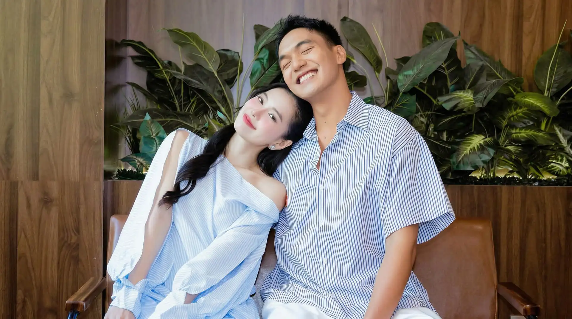 Cặp đôi hạnh phúc cùng nắm tay nhau trong ngày Valentine - khoảnh khắc lãng mạn của tình yêu