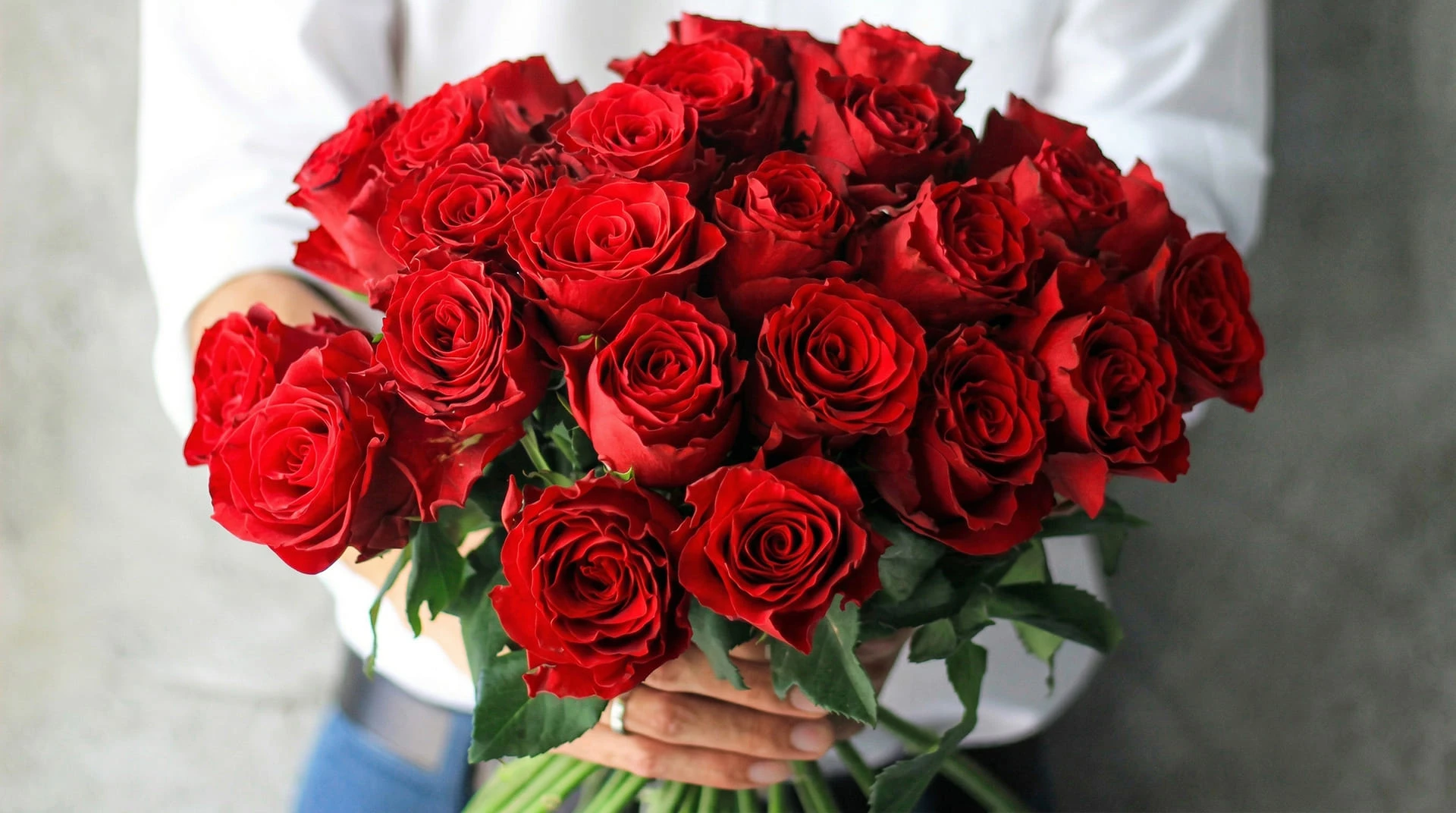 Bó hoa hồng đỏ tươi - biểu tượng kinh điển của ngày Lễ Tình Nhân Valentine 14/2